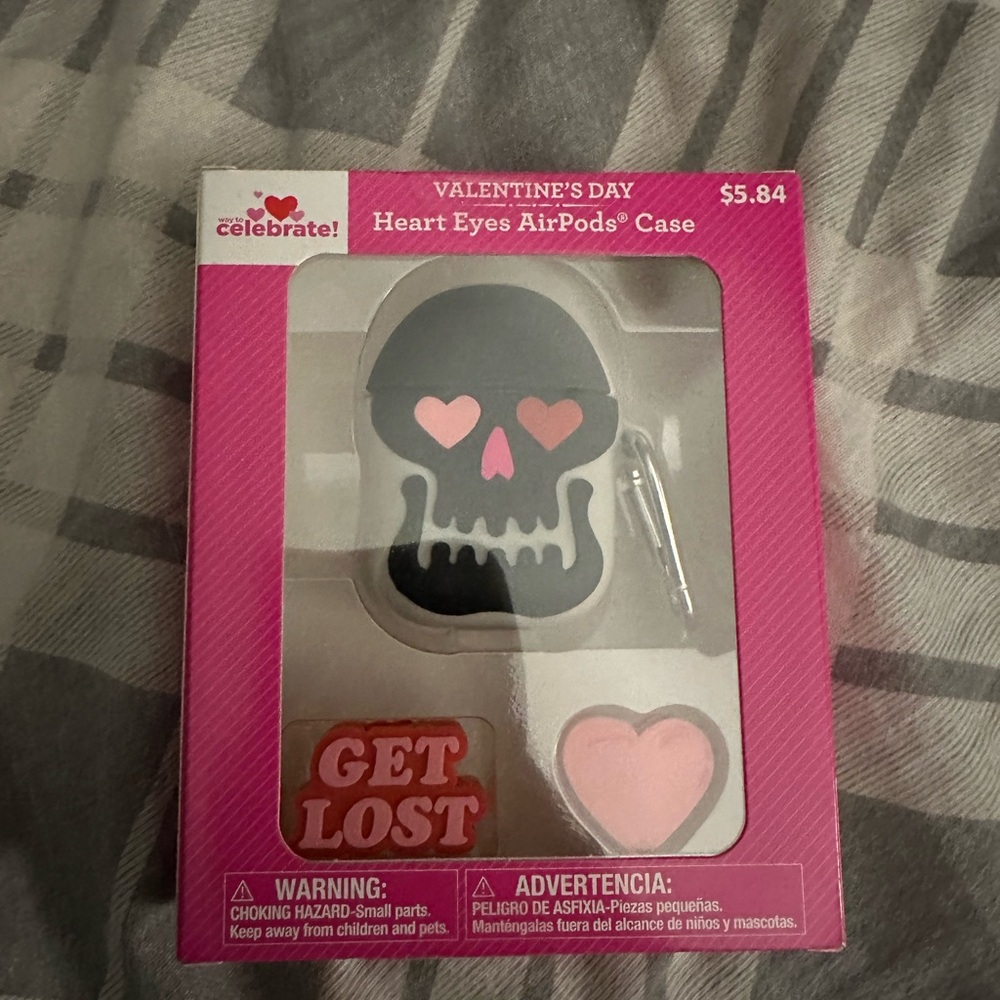 Skull and hearts AirPod case